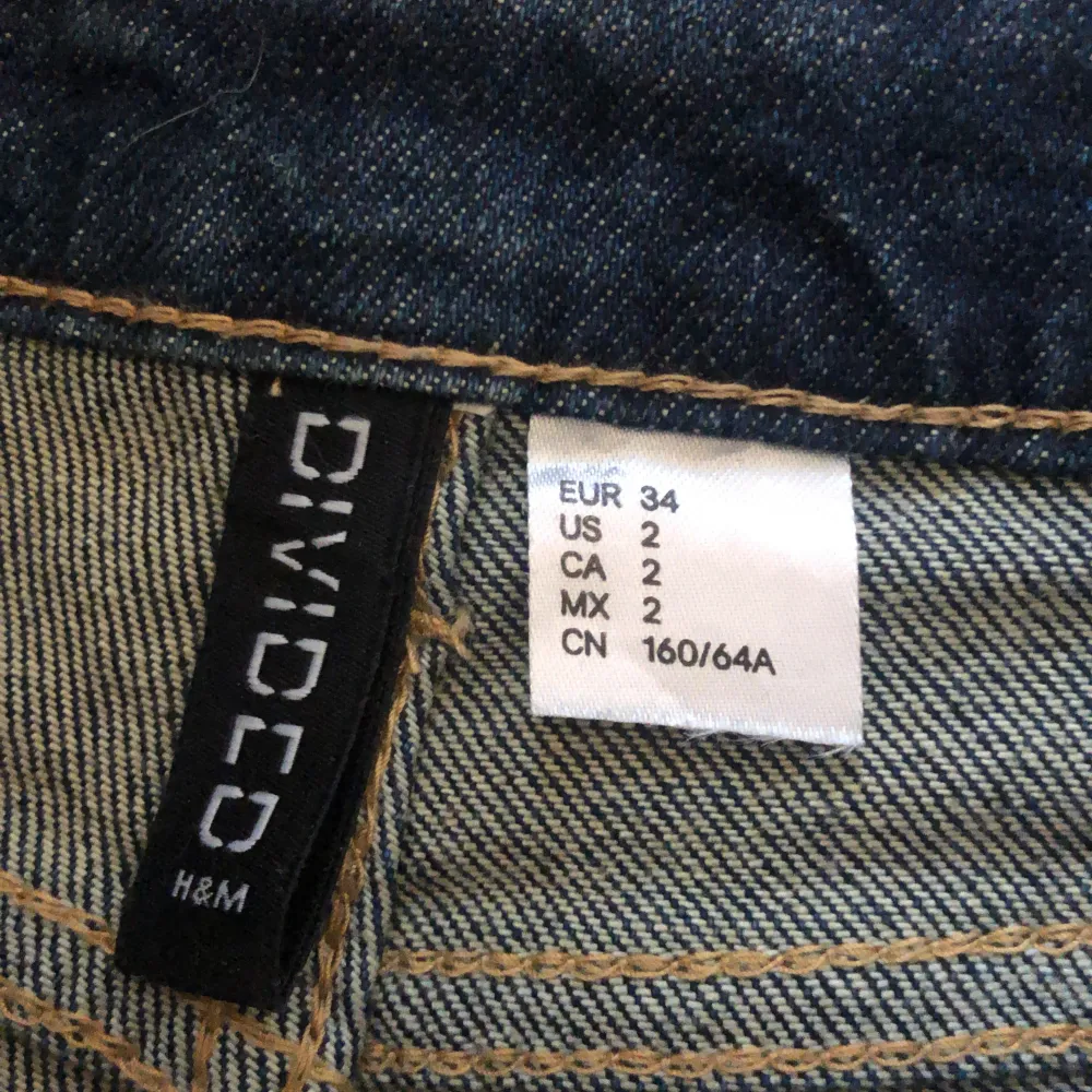 Säljer dessa lågmidjade jeansshortsen från hm. Säljer pågrund av att dom inte kommer till användning längre! Tryck gärna på köp nu!❤️. Shorts.