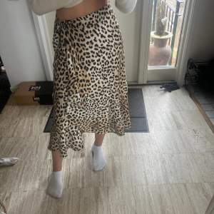 Lång leopard kjol, bra skick, från Gina❤️perfekt till sommaren 