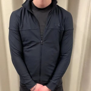 Under armour  - Säljer nu min under armour tröja, använd ca 2 gånger. Svår att få tag i! Org pris 1100