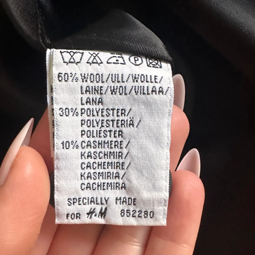 Ullkappa från hennes(hm) i storlek 38. Använd 3 gånger så den är i mycket bra skick😊. Köpt för 899kr Ull Polyester Kashmir. Jackor.