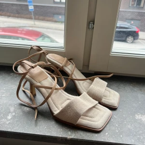 Klackskor  - Klackskor från H&M  Använda vid fåtal tillfällen, knyts runt ankeln. 