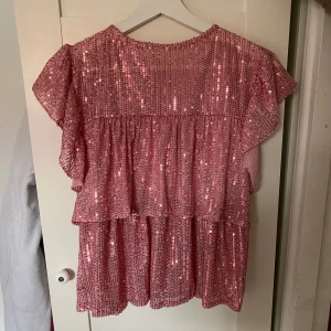 Lottie top pink  - Använd en gång. Köpt på Meet Me There. Färgen visas bäst på tredje bilden. Slutsåld i alla storlekar.