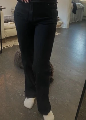Svarta jeans - Svarta jeans från Gina tricot, använd ett fåtal gånger💕
