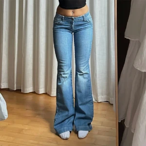 Lågmidjade jeans - Så snygga ljusblå jeans!! Midja 37, innerben 86. Toppen skick. Använd köp nu🫶🏼