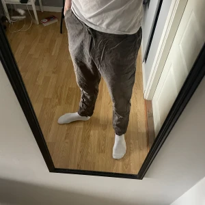 Linnebyxor - Tja, jag tänkte då sälja ett par gråa linnebyxor då dom tyvärr är för små. Dom har använts några finger men skicket är fortfarande bra.