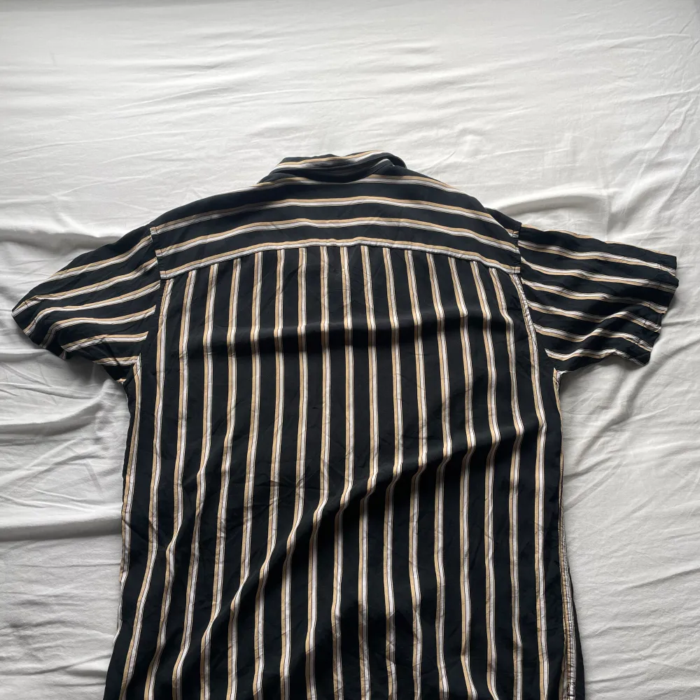 En Nice sommar skjorta  Använd typ 4ggr Skicka: 7/10 Nypris: 600. Skjortor.