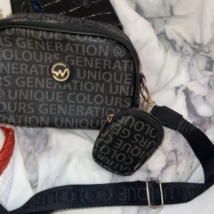 väska - Fin väska med tjockband och man får plats med många saker i