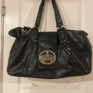 Friis and company väska  - Jätte söt väska med guld detaljer. Liten defekt på baksidan 