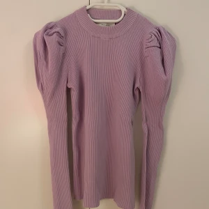 Neo noir långärmad - En super fin långärmad tröja från Neo noir, säljer då den inte kommer till användning längre. Varsamt använd alltså som ny. Storleken är mellan XS-S men jag som brukar ha M också kan ha den beror på hur man vill att den ska sitta🩷🩷🩷