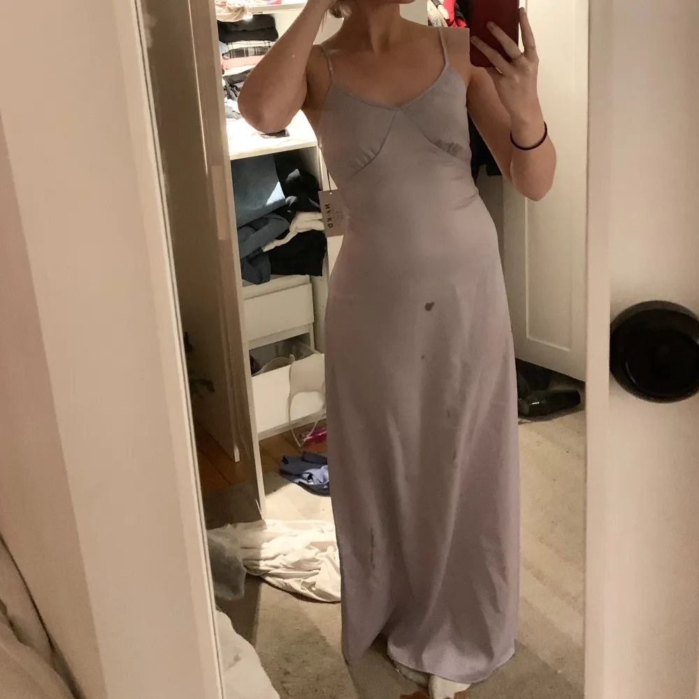 Jättefin ljuslila balklänning från NAKD! Använd 1 gång! Jag är 168cm lång! Fläcken är bara på spegeln och inte på klänningen.  . Klänningar.
