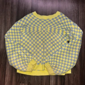 Sweater - En grön/blå sweater som jag aldrig använder längre i storlek S, för 50kr