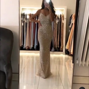 Superfin balklänning - I nyskick! Endast provad då balen blev inställd efter jag köpte den. Från Dressroomlinné nypris 5 990kr. Storlek 38 men passar även mig som har 36. 