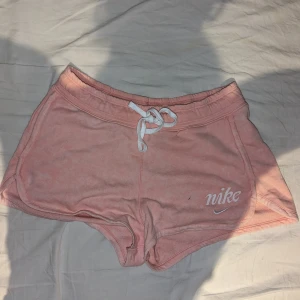 Rosa Nike shorts - Jätte sköna rosa nike shorts I storlek M, bra kvalitet!