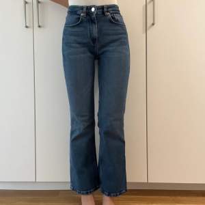 Ett par mörkblåa flare jeans från Visual Clothing Project, köpta från MQ. I storlek EU34 med vanlig-passform. Originalpris 600kr. Inte speciellt använda, väldigt fina men blev utrensade i vårstädningen. Bara höra av dig för mer info! :)