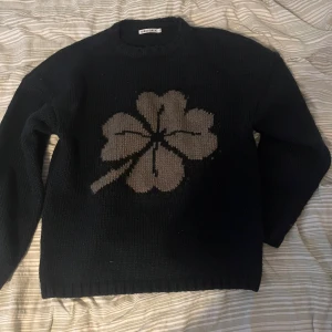 Our Legacy Clover Knit  - Väldigt bra skick säljer för jag använder den inte den är strl 50 men sitter mer som 46-48 