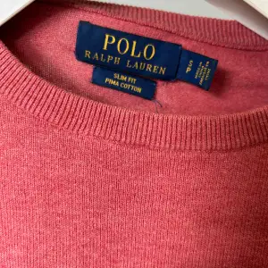 Rödaktig Polo Ralph Lauren tröja i bomull.  Färgen på första bilden är verklighetstrogen. Herr storlek S.