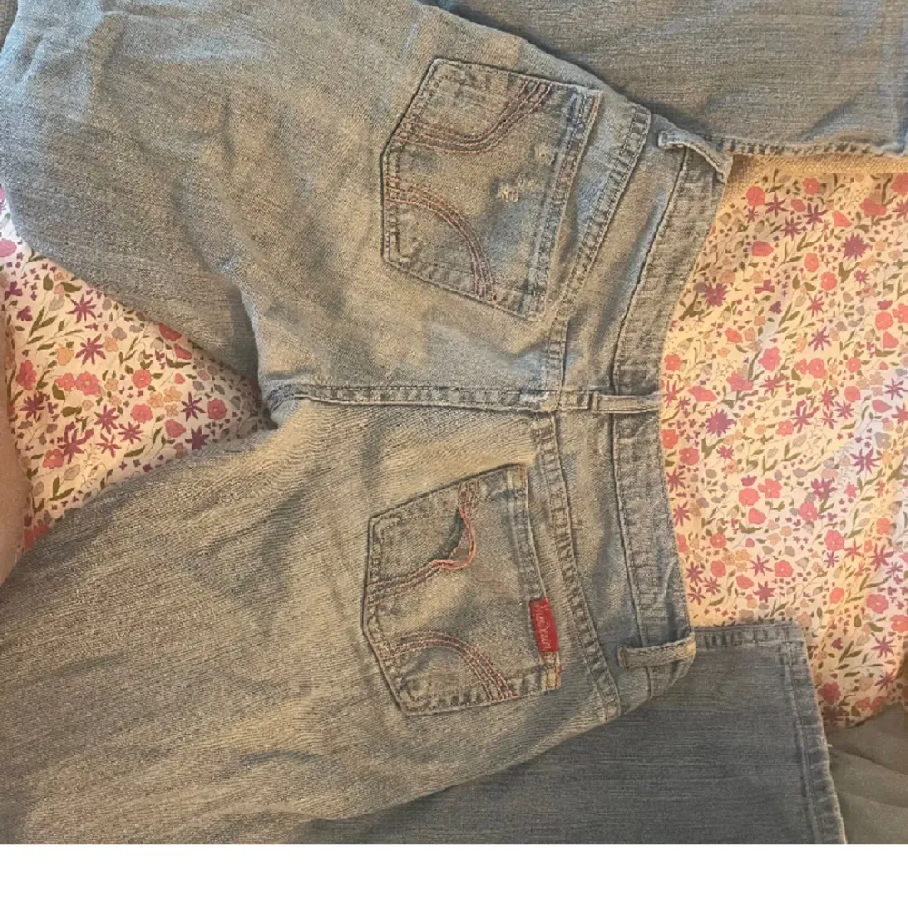 Ett par jätte fina jeans jag köpte här på Plick men kommer inte till andvänding, skulle säga att dom passar någon mellan 160-165, lånade bilder. Jeans & Byxor.