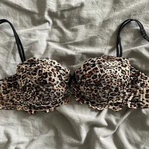 Leopard BH!🐆 - Älskade denna! Min favorit som nu är för liten i kuporna🙁 använd gärna köp nu! Eller skriv om ni har frågor!!🐆💗 denna BHn finns inte längre i butik!! BHn är push up!