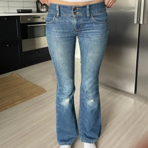 Lowwaisted bootcut Jeans - Säljer mina favorit jeans då dem inte passar längre! 💕 Så snygga Tommy Hilfiger jeans som är lågmidjade och bootcut ⭐️, de har sjukt snygg wash och passar folk upp till 175!  Midjemått: 40cm Innerbensmått: 80cm Skicka pm för mer bilder och frågor! 💖