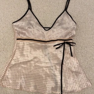 Pyjamaslinne - Säljer denna otroligt söta och unika pyjamaslinne, så fina smådetaljer och fin passform💕Mycket bra skick och jätteskön!