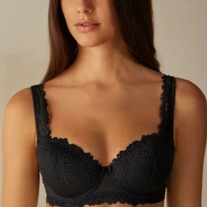 Intimissimi bh - Säljer denna bh-n då den är för liten så den är knappt använd💕