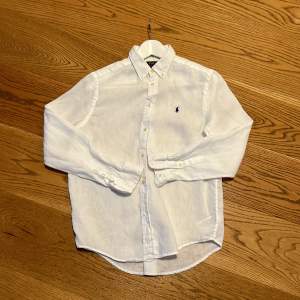 Jätte fin polo Ralph Lauren linneskjorta, perekt till sommaren.  Stolek 14-16 köpt på kids brandstore  Säljer för den är för liten jag är (172)  Inge defekter eller problem använts 2 gånger. 