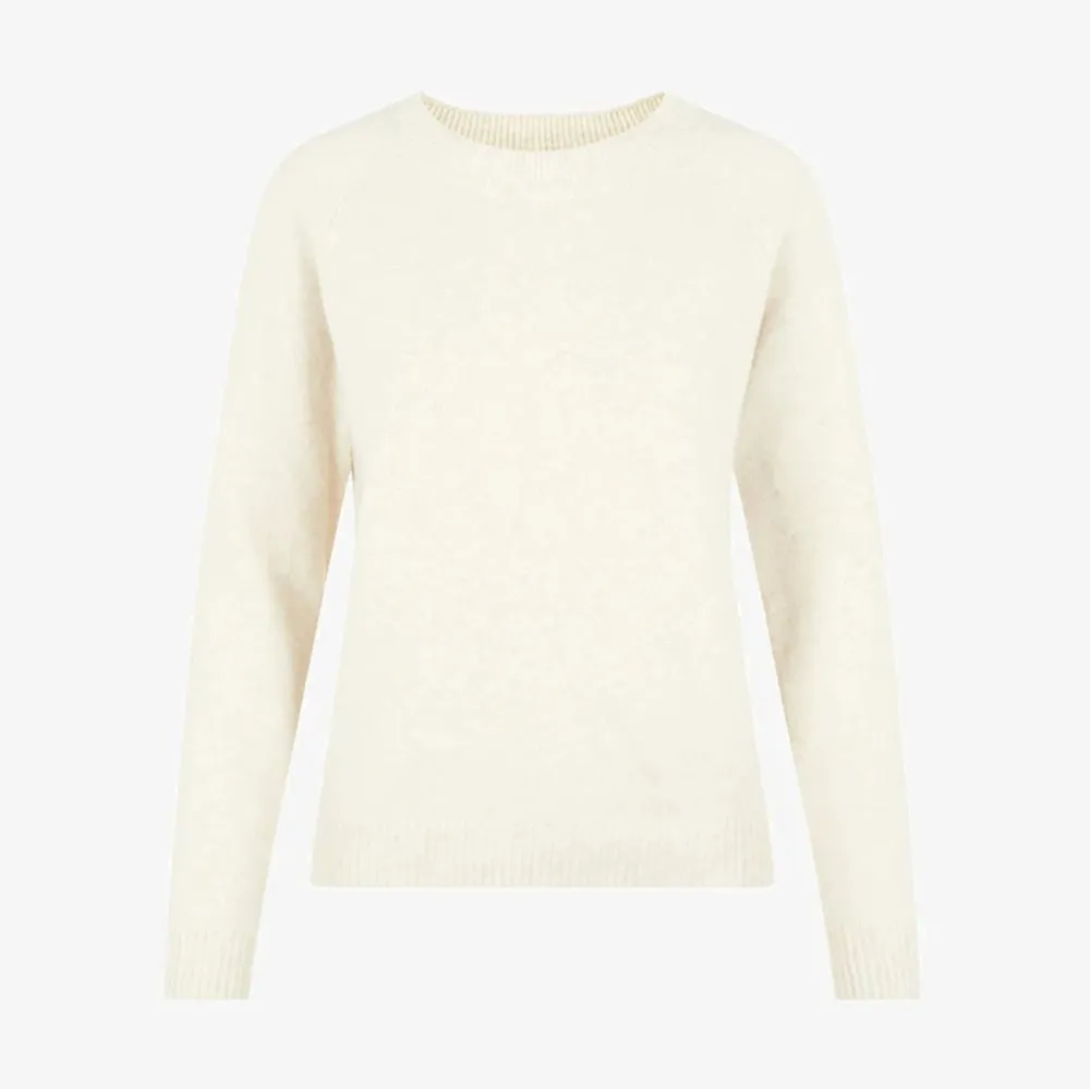 Superfin vit stickad tröja från Vero Moda!  Kommer inte till användning längre, lite nopprig (skriv för egna bilder) 🥰. Tröjor & Koftor.