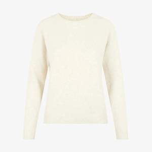 Superfin vit stickad tröja från Vero Moda!  Kommer inte till användning längre, lite nopprig (skriv för egna bilder) 🥰