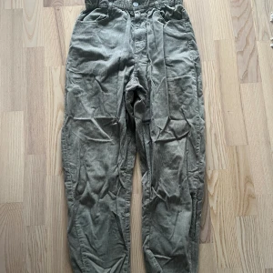 Gröna manchesters  - Gröna manchesterbyxor från zara, använd npgra gånger, bra skick