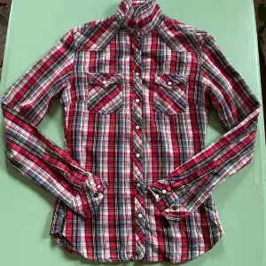 En jättesnygg figursydd röd rutig (tartan) flanellskjorta från Gant  Fint skick, bra kvalité - kommer hålla länge  Jag är så ledsen över att den är för liten åt mig, säljs enbart därför :(