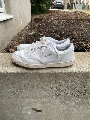 Nike Courte vintage - Skitsnygga vintage skor från Nike. Skorna är välanvända, därav priset. 
