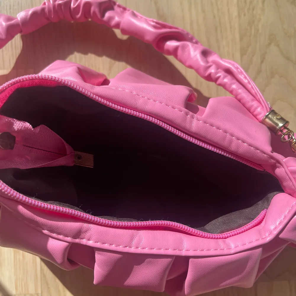 Superfin rosa väska i typ fejkläder! Jättesöt och ryms en del i den. Som ny 💗. Väskor.