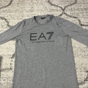 Armani tröja  - Den är i bra skick, ganska fin och är tunn, så den passar vädret nu 