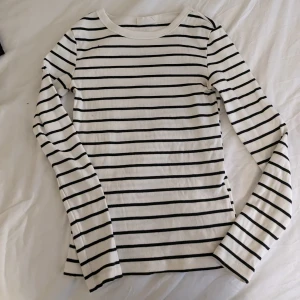 Randig långärmad  - Fint skick köpare står för frakt