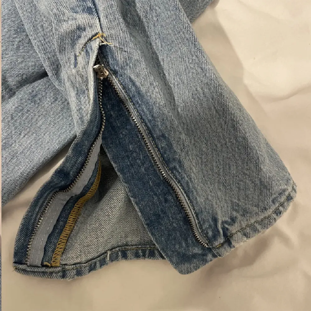 Eightyfive jeans, endast testade, storlek W.32, har en fet dragkedja till design på dem nedre benen, skriv för mer information. Jeans & Byxor.