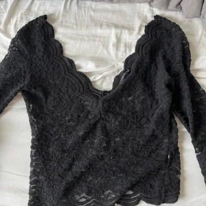 Spets topp - Hej!  Säljer denna supersnygga och trendiga spets toppen från Zara. Endast använd 2 gånger. Superbekväm och väldigt snygg! Passar perfekt till tillfällen man vill vara extra uppklädd! 🥰 Toppen är i storlek S och är normal i storleken. 