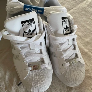 Adidas - Helt nya adidas superstars, säljer pga att de är för små 