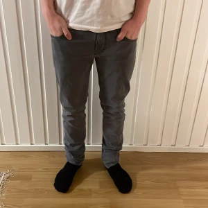 J.lindeberg jeans! - Säljer nu mina snygga j.lindeberg jeans i färgen grå. Bra skick, 9/10 inga tecken på användning. Modellen på bilden är 1,78, bara att höra av sig vid någon fundering!