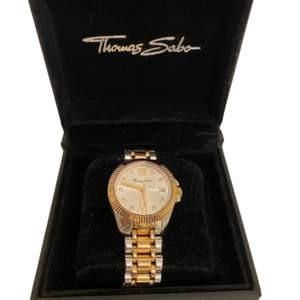 Thomas Sabo klocka har inte använts i flera år och knappt använd. Ordpris 3299kr. Färg silver/bronz nytt skick 