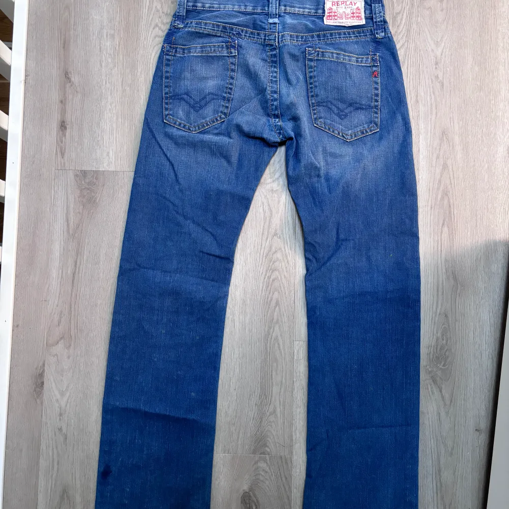 Säljer nu ett par Replay MV 920A,0,34 jeans. Storleken är W30,L34. Jeansen är i ett bra skick. Mitt pris är 350kr. Jeans & Byxor.