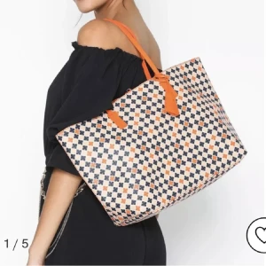 By Marlene Birger väska - Jätte söt väska, perfekt till sommaren❤️ sparsamt använd! Pris går att diskutera.