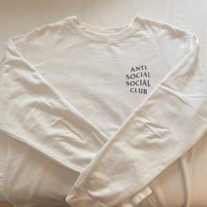 Knappt använd Anti Social Social Club (ASSC) långärmad tröja! Storlek: Large, sitter som den ska Färg: Vit med svart text
