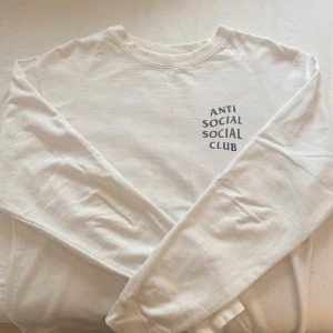 Anti Social Social Club Long Sleeve - Knappt använd Anti Social Social Club (ASSC) långärmad tröja! Storlek: Large, sitter som den ska Färg: Vit med svart text