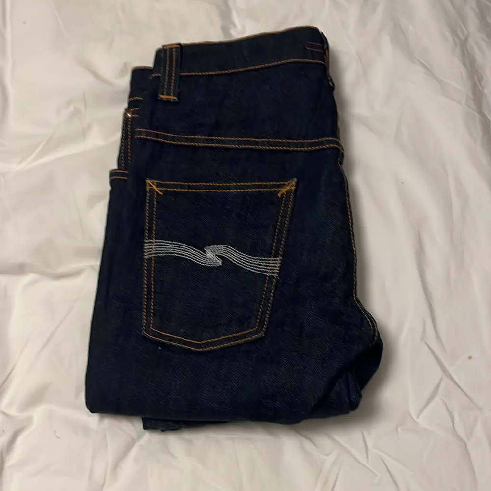 säljer dessa feta slim fit jeans i 30/32. Väldigt bra skick, knappt använda. Jeans & Byxor.