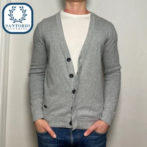 Bläck Grå Cardigan/Kofta - Tvärfet kofta från Bläck i 10/10skick! Han på bilden är ca 175/67kg (M) Skriv vid frågor eller funderingar🙌