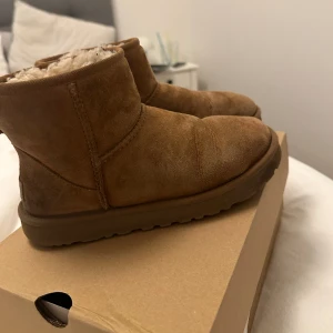 Bruna uggs  - Säljer mina bruna uggs, använt 1 vinter. Dem är inte tvättade på bilderna men kommer tvätta dem innan de skulle skickas iväg. Storlek 37 och köptes för 1999kr men säljer för 900kr