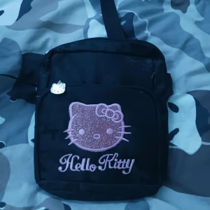 Hello kitty - En hellokitty mobilväska! Man får dock plats med mer än bara mobilen 😊 den saknar tyvvär en dragkedja, men annars i toppen skick!