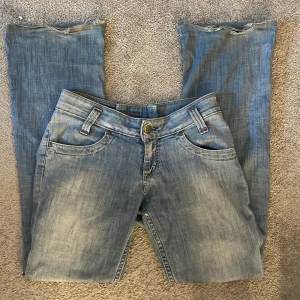 Lågmidjade lee jeans  - Skitsnygga Lågmidjade lee jeans som tyvärr är lite stora för mig. Har lite slitage längst ner som knappt syns när de är på!🤍🤍🤍