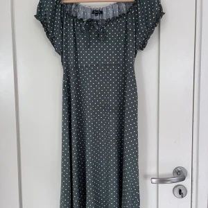 söt sommarklänning - jättesöt sommarklänning från Happy Molly. Storlek 36/38 och den är aldrig använd. Formar kroppen på ett jättefint sätt💞