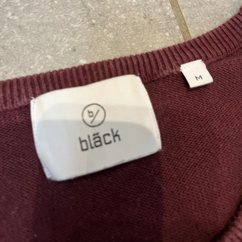 Säljer denna snygga stickade tröjan från märket bläck. Den är vidröd men lite på gränsen till röd-lila. Nypris ligger på runt 600kr och den vi säljer är i bra skick. Tveka inte på att höra av er. Stickat.